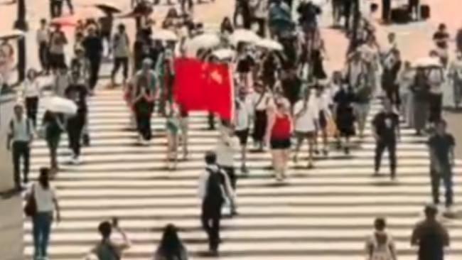 中国男子在东京市区挥舞五星红旗，结果评论区翻车了（视频/图） - 1