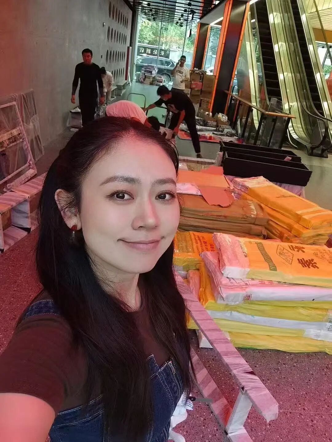 央视女导演：已辞职，在路边摆摊（组图） - 8