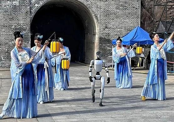 为老人量血压机械人,十年后发展大预言:宇树科技王兴兴迈向生活伙伴(组图) - 4