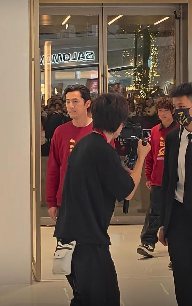 胡歌现身为电影宣传，现场人山人海全场欢呼，胡歌照顾后辈好暖心（组图） - 1