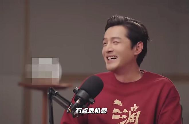 胡歌现身为电影宣传，现场人山人海全场欢呼，胡歌照顾后辈好暖心（组图） - 7