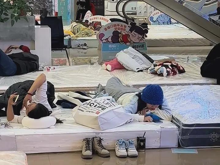 内蒙古包头举办“躺平大赛”，54人已躺超24小时（组图） - 2