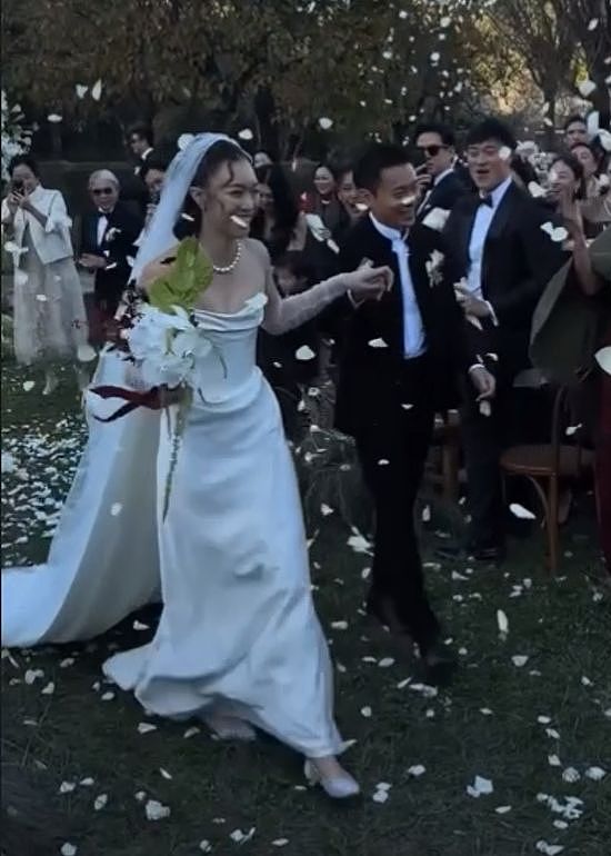 霍启仁婚礼现场：携泰国妻子敬酒载歌载舞，霍家全体亮相（视频/组图） - 5