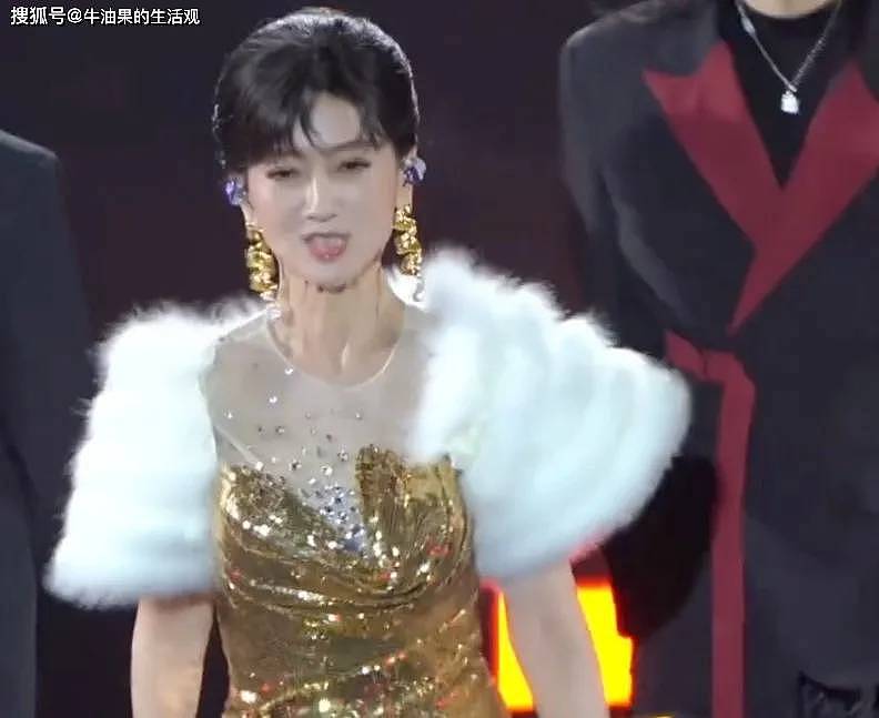 72岁赵雅芝在演唱会上跳扫腿舞：被捧杀的不老女神（视频/组图） - 4