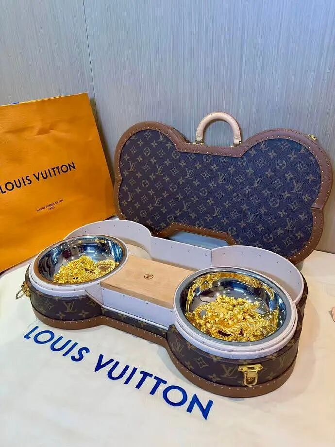 【爆笑】LV 14万的狗盆原来长这样?网友夺笋:这十几万要实在没地方花你给我!(组图) - 4