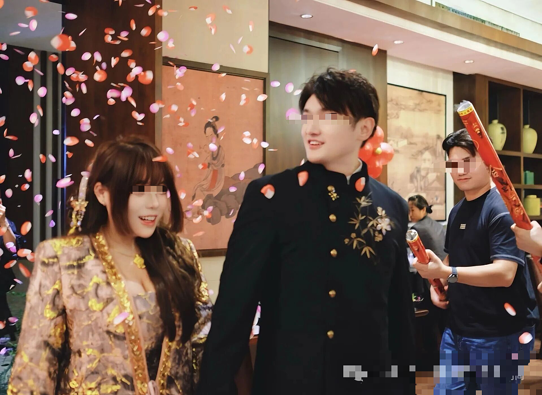 安徽女生哭诉被男友无缝衔接富婆，结果被情敌火辣身材和颜值逼到破防！（视频/组图） - 12