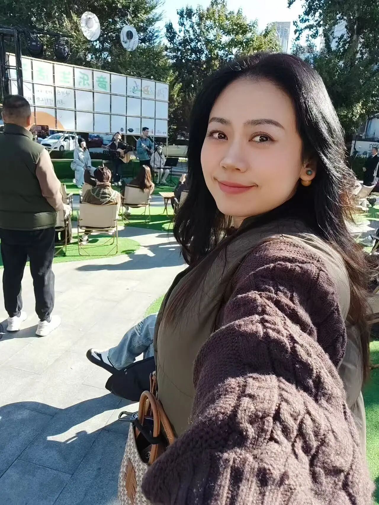 央视女导演：已辞职，在路边摆摊（组图） - 6