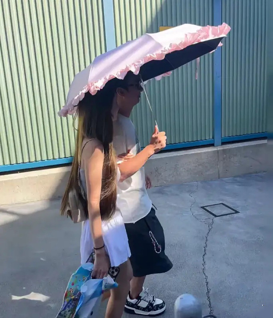 撑不住了!懒懒变卖王思聪送的奢侈品,分手传言怕是已成真(组图) - 2