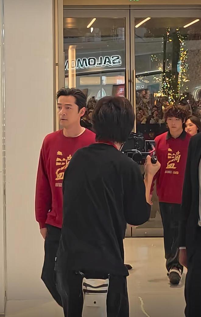 胡歌现身为电影宣传，现场人山人海全场欢呼，胡歌照顾后辈好暖心（组图） - 2