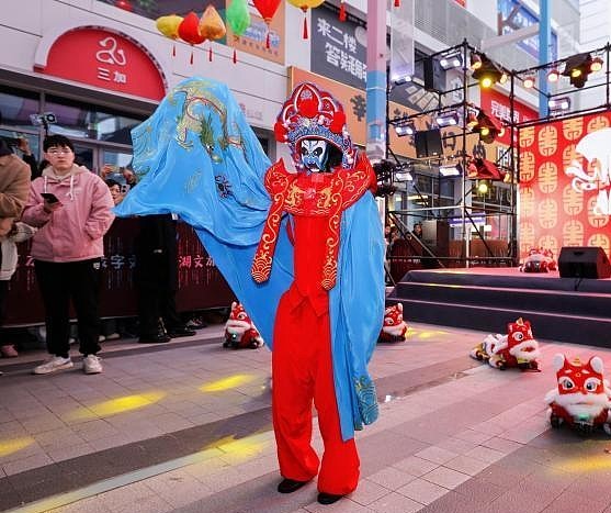 为老人量血压机械人,十年后发展大预言:宇树科技王兴兴迈向生活伙伴(组图) - 3