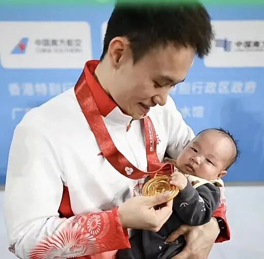 【情感】全红婵抱的娃竟是他的！“满贯王”谢思埸：感谢妻子一番话让他重返赛场（组图） - 21