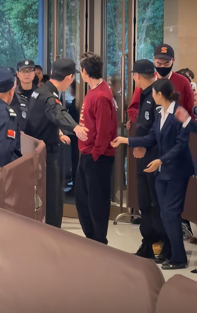 胡歌现身为电影宣传，现场人山人海全场欢呼，胡歌照顾后辈好暖心（组图） - 4