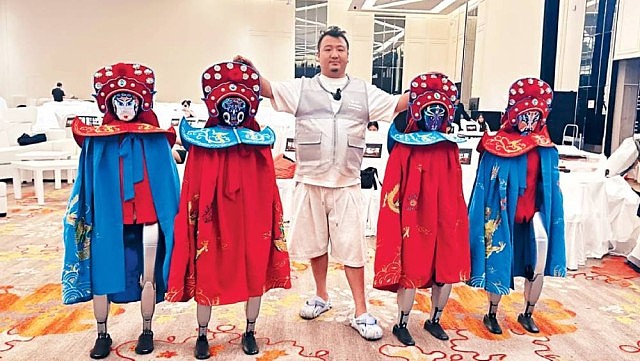 为老人量血压机械人,十年后发展大预言:宇树科技王兴兴迈向生活伙伴(组图) - 2