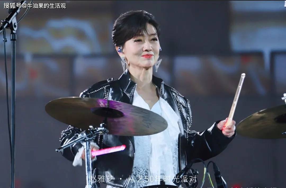 72岁赵雅芝在演唱会上跳扫腿舞：被捧杀的不老女神（视频/组图） - 3