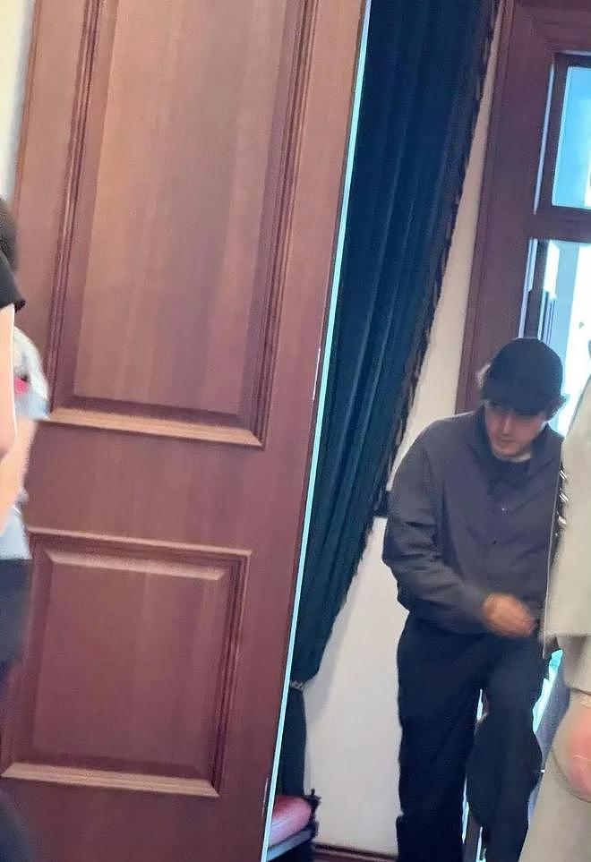 胡歌现身为电影宣传，现场人山人海全场欢呼，胡歌照顾后辈好暖心（组图） - 11