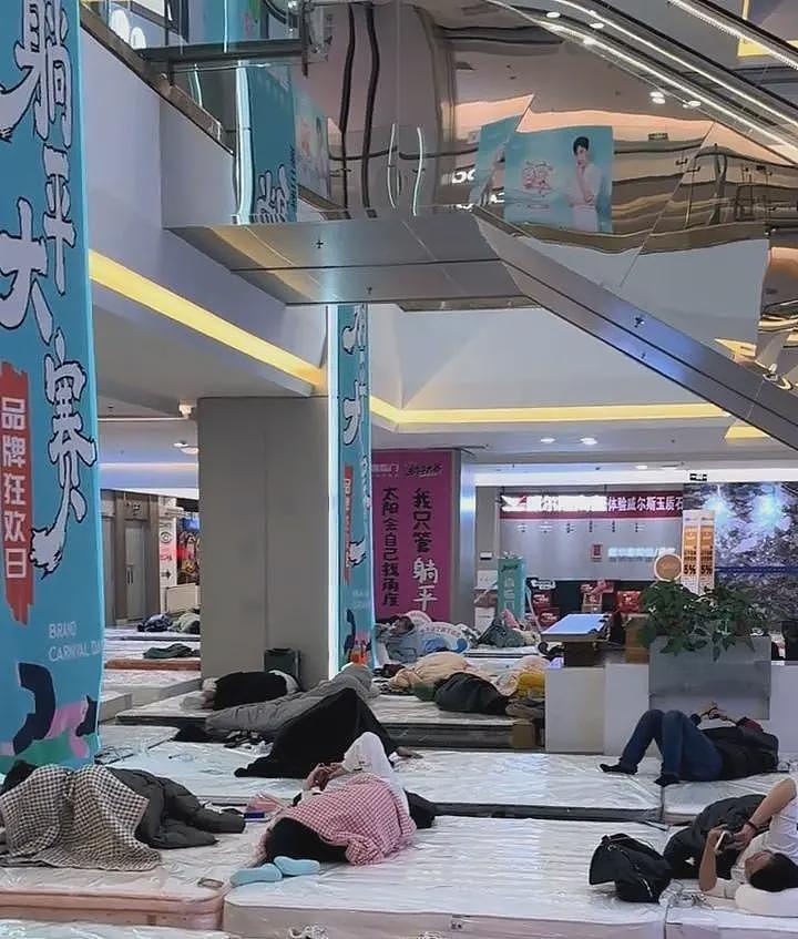 内蒙古包头举办“躺平大赛”，54人已躺超24小时（组图） - 1