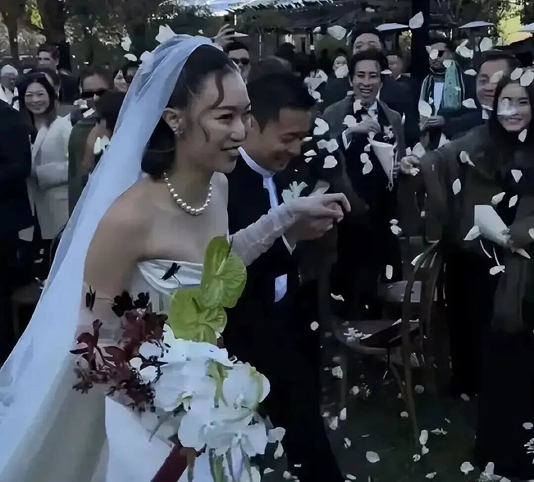 热搜第一!霍启刚弟弟霍启仁在玉龙雪山举办婚礼!新娘为泰国华裔!二人已相恋5年!霍震霆、朱玲玲同框送祝福(组图) - 8