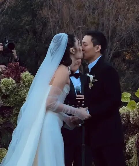 热搜第一!霍启刚弟弟霍启仁在玉龙雪山举办婚礼!新娘为泰国华裔!二人已相恋5年!霍震霆、朱玲玲同框送祝福(组图) - 3