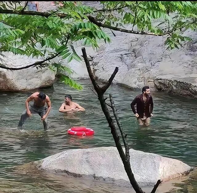 炸裂！印度人在庐山“脱衣洗澡”？网传还有印度团队教人围猎“江浙沪独生女”...（组图） - 2