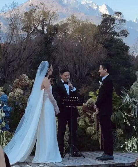 热搜第一!霍启刚弟弟霍启仁在玉龙雪山举办婚礼!新娘为泰国华裔!二人已相恋5年!霍震霆、朱玲玲同框送祝福(组图) - 1
