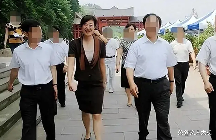 两年敛财4千万的美女书记,风韵犹存,多张罕见照片曝出(组图) - 4