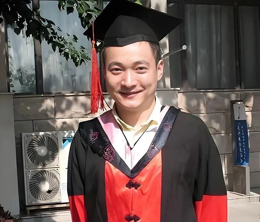 卓伟爆料喻恩泰婚变！拉黑妻子停付抚养费转移三百箱茅台（组图） - 1