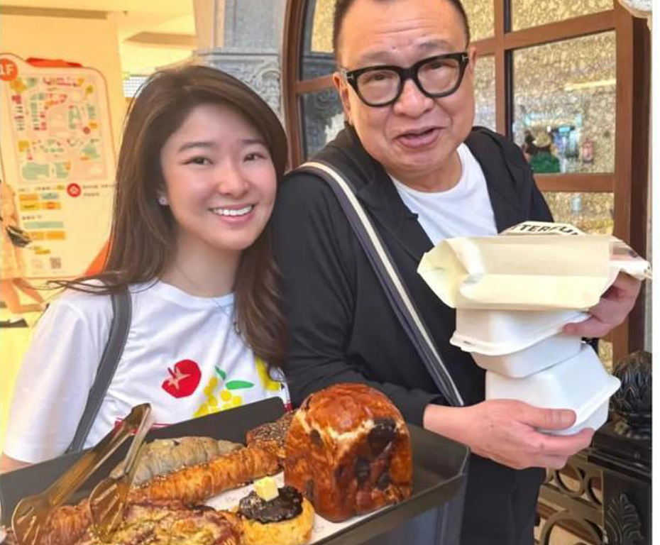 “金牌绿叶”追悼会现场曝光！成龙、古天乐献花圈，张家辉洒泪（组图） - 2