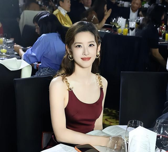 相貌大变!32岁章泽天与41岁朱珠晚宴同框,对比豪门真正差距(组图) - 6