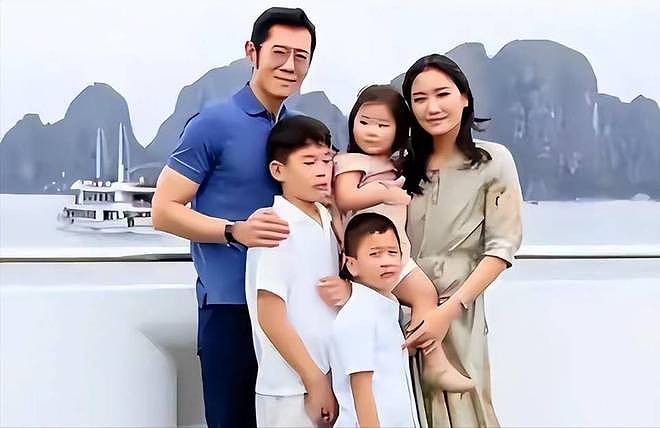 不丹王室2岁小公主亮相,大眼睛撒娇甜化人心,黄金发箍引人注目(组图) - 9