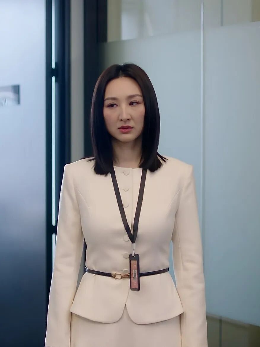 【时尚】从百元到大牌,《新闻女王2》的职场穿搭,每种预算都能找到参考(组图) - 53