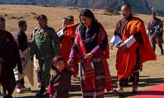 不丹王室2岁小公主亮相,大眼睛撒娇甜化人心,黄金发箍引人注目(组图) - 10