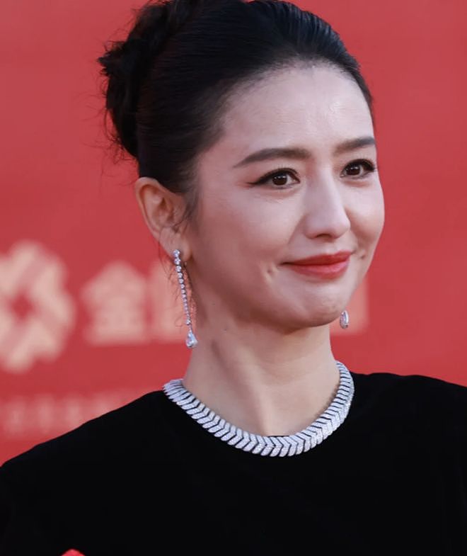 金鸡奖红毯这一夜，50岁蒋勤勤秒了内娱一堆排骨精（组图） - 4