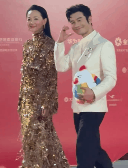 金鸡奖红毯这一夜，50岁蒋勤勤秒了内娱一堆排骨精（组图） - 16