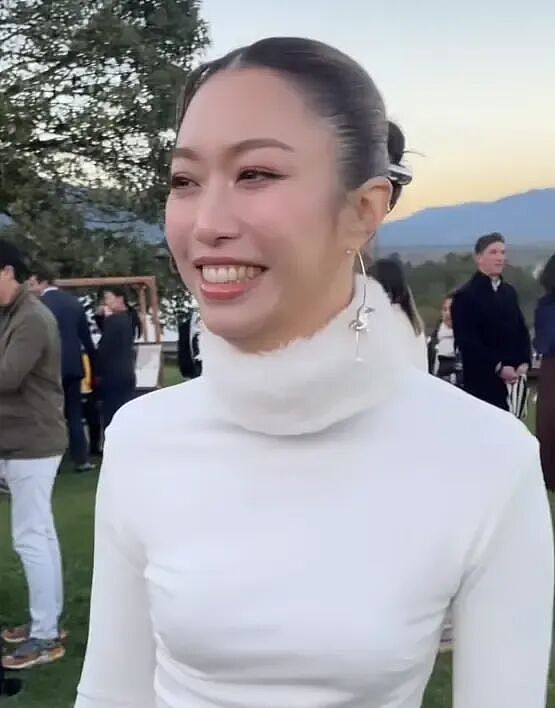 热搜第一!霍启刚弟弟霍启仁在玉龙雪山举办婚礼!新娘为泰国华裔!二人已相恋5年!霍震霆、朱玲玲同框送祝福(组图) - 4