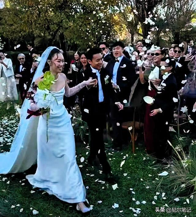 霍启仁婚礼现场曝光：新娘五官神似婆婆朱玲玲，小腹隆起孕相明显（组图） - 11