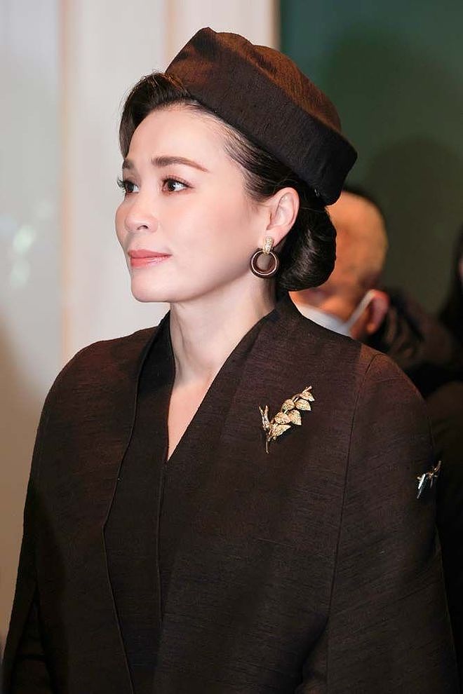 47岁苏提达亮相故宫,罕见戴帽像凯特,挽73岁泰王手臂小鸟依人(组图) - 5