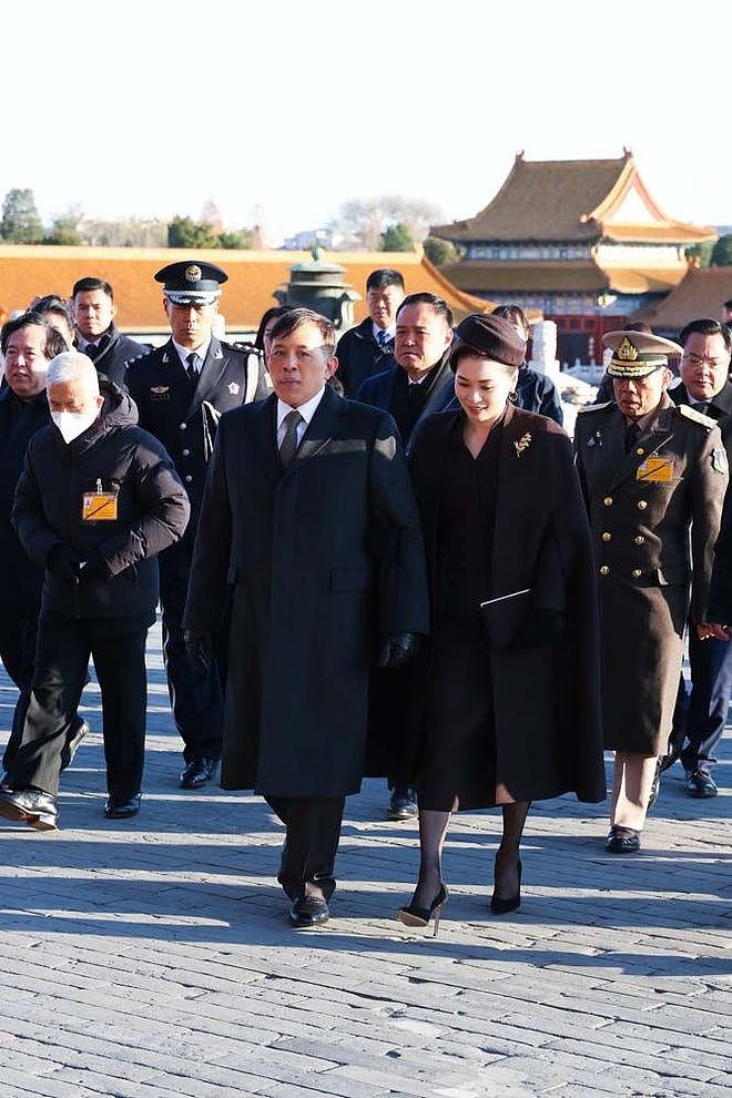 47岁苏提达亮相故宫,罕见戴帽像凯特,挽73岁泰王手臂小鸟依人(组图) - 4