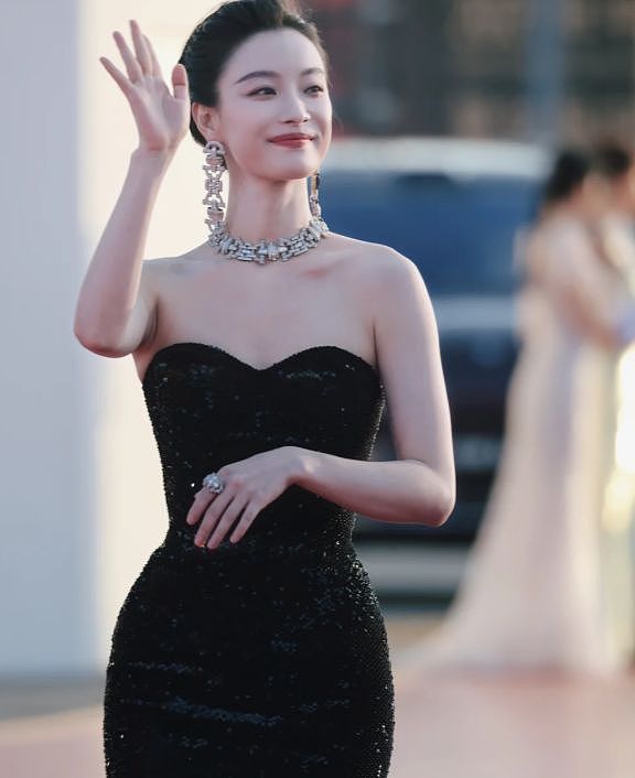金鸡奖红毯这一夜，50岁蒋勤勤秒了内娱一堆排骨精（组图） - 8