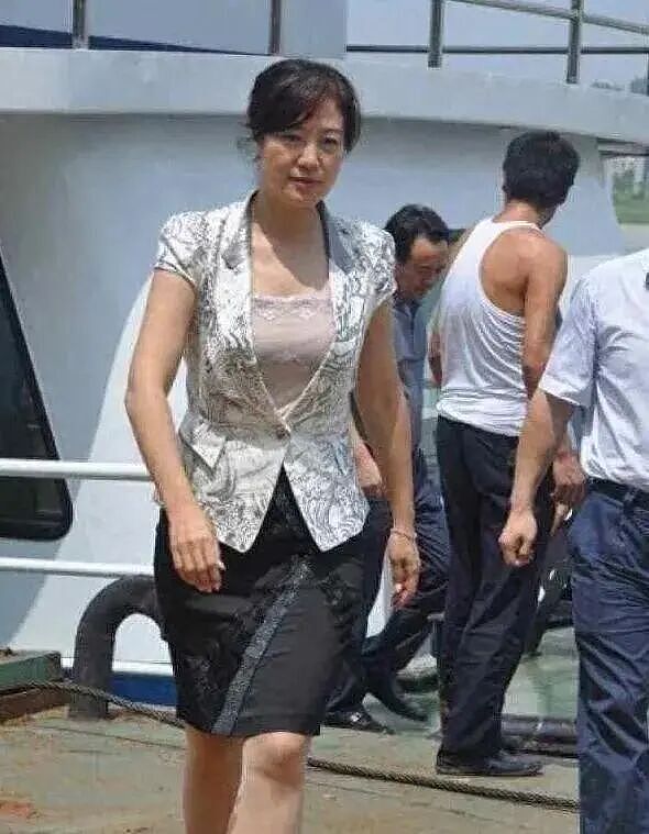 两年敛财4千万的美女书记,风韵犹存,多张罕见照片曝出(组图) - 2