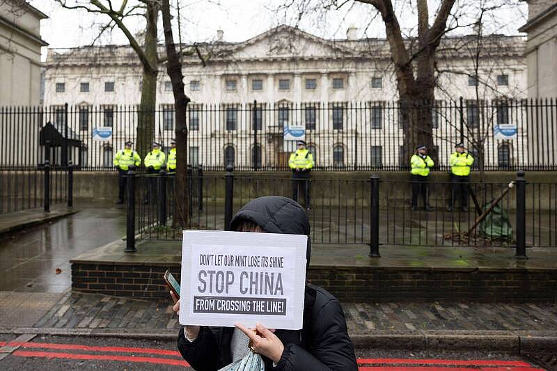 参观伦敦古迹须通过中国警卫安检！英国会议员批政府可悲（图） - 1