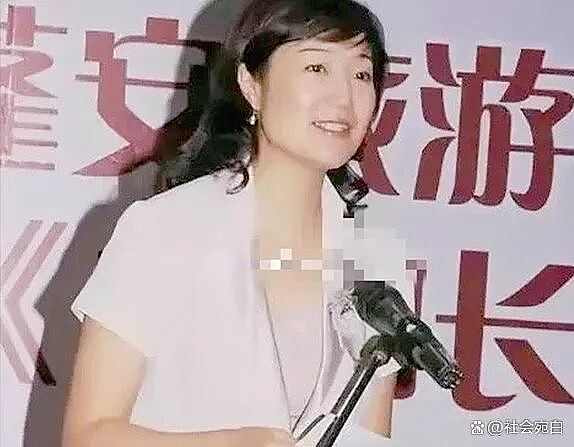 两年敛财4千万的美女书记,风韵犹存,多张罕见照片曝出(组图) - 1