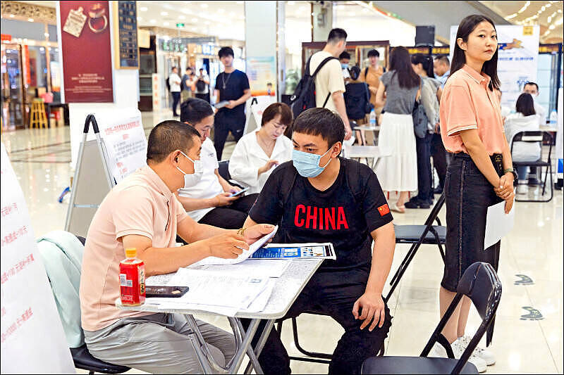 学历一文不值? 中国广东聘博士监督垃圾掩埋(图) - 1