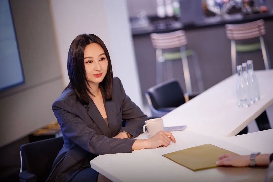 【时尚】从百元到大牌,《新闻女王2》的职场穿搭,每种预算都能找到参考(组图) - 46