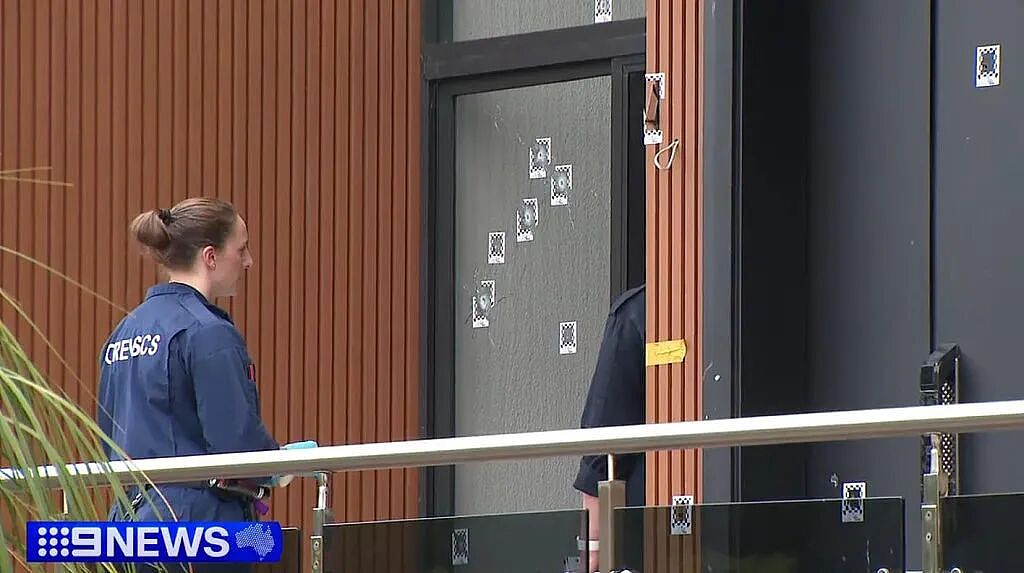 悉尼男子持机关枪疯狂扫射！民宅瞬间被打成“蜂窝”，居民都吓坏了...（组图） - 1