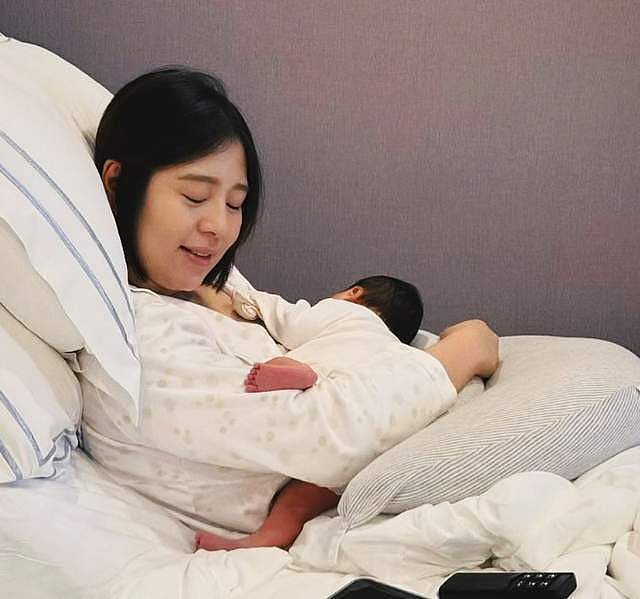 “阿奴”刘品言官宣生女！婚戒套宝宝大脚趾上，产后模样好憔悴（组图） - 5