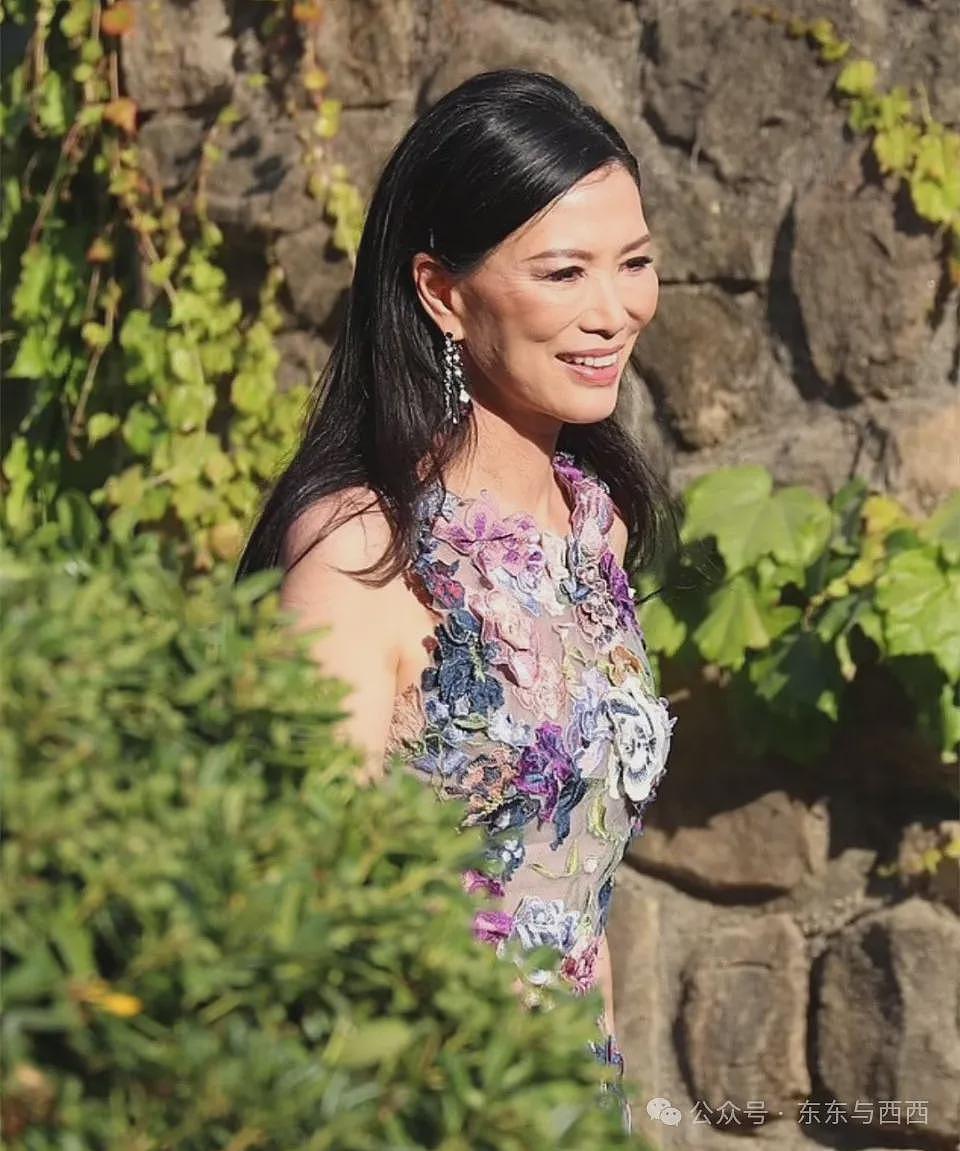 邓文迪又升咖了！女儿长成翻版可儿，打赢继承之战名媛气场拉满…（组图） - 27