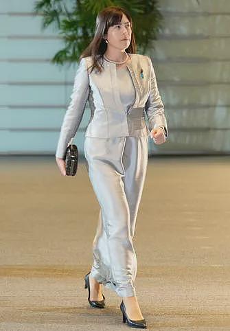 42岁日美混血女加入日本内阁，1.8米模特身材爆火，自称对金钱和男人不感兴趣！（组图） - 3