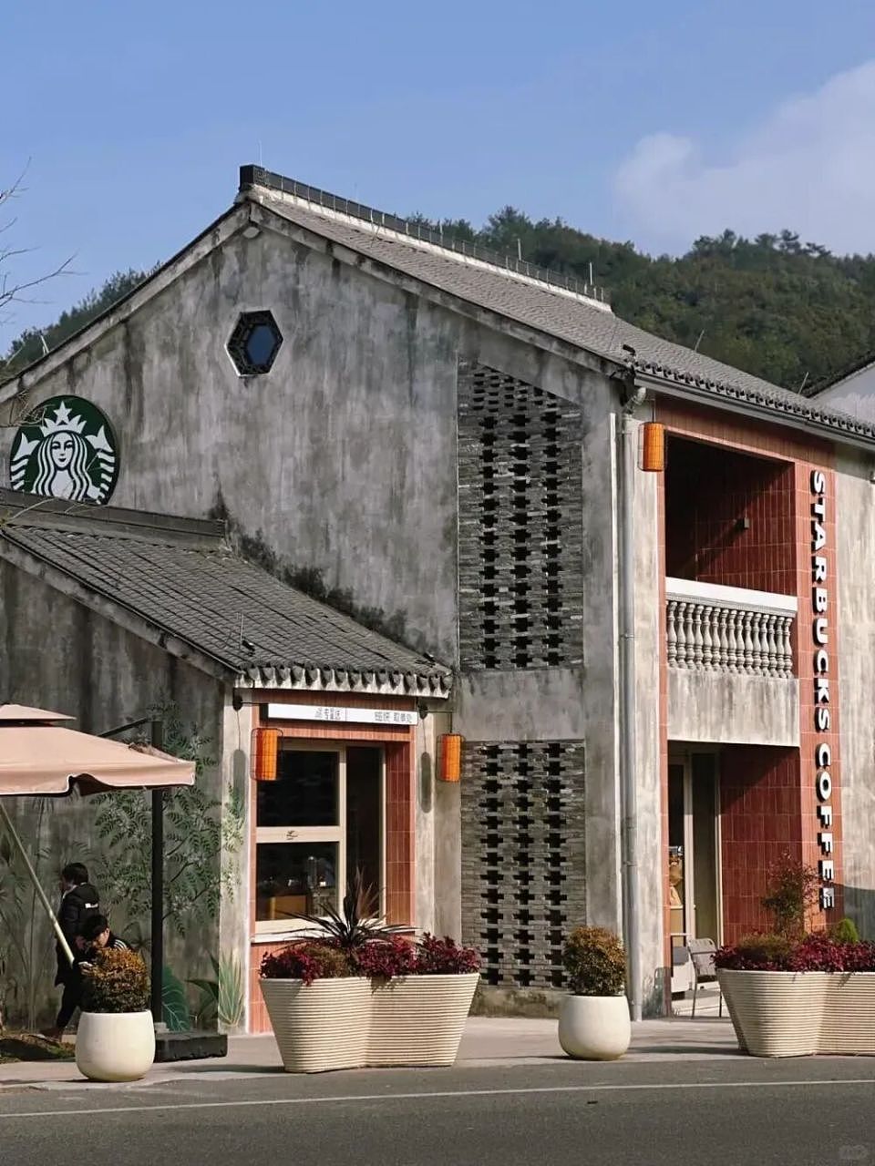 星巴克中国卖身后画风突变:开村店放20年老歌,什么都改除了价格(组图) - 4