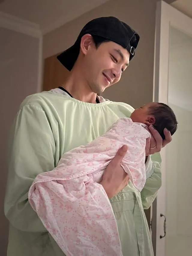 “阿奴”刘品言官宣生女！婚戒套宝宝大脚趾上，产后模样好憔悴（组图） - 2