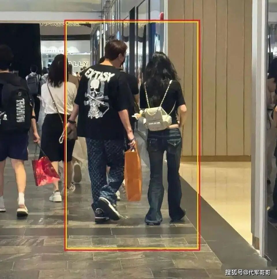 王思聪新女友闪亮登场，热恋中帮新女友拎包献殷勤，身材比懒懒还辣（组图） - 1